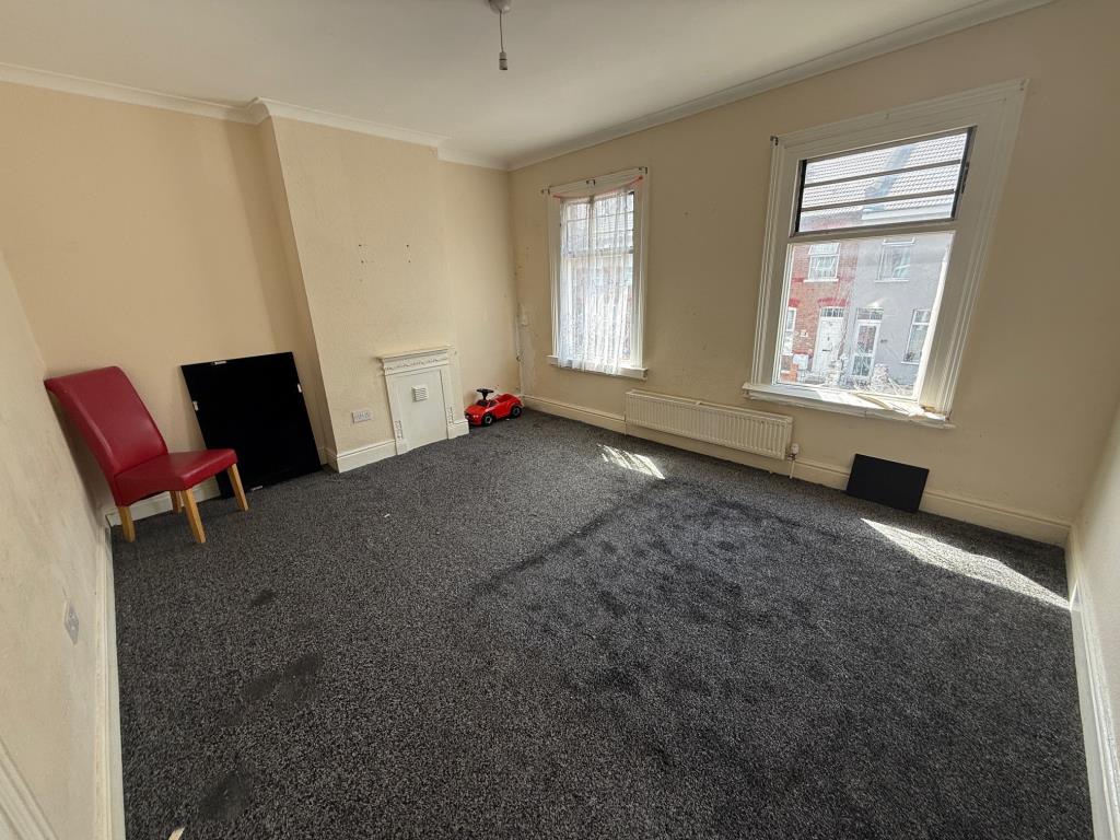 Lot: 103 - THREE-BEDROOM MID-TERRACE HOUSE REQUIRING IMPROVEMENT - Double bedroom with two windows to front aspect